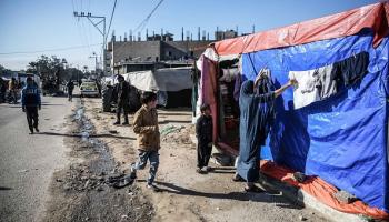 مخيمات النازحين تفقر لمقومات الحياة في غزة (الأناضول)