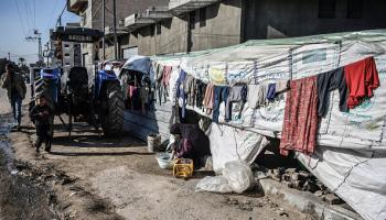 يقاسي النازحون في غزة حياة قاسية داخل خيام مهترئة (الأناضول)