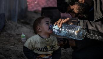 معاناة أطفال غزة مضاعفة جراء الحرب الإسرائيلية (عابد زقوت/الأناضول)