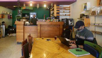 ممارسة العمل من مقهى في دمشق / سورية (فرانس برس)