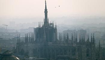 الضباب الدخاني يحيط بكاتدرائية دومو في ميلانو (غابرييل بويز/فرانس برس)