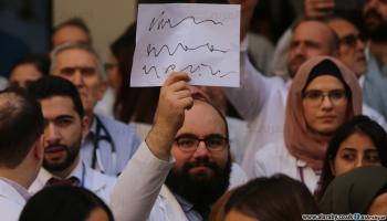 طبيب يحمل روشتة في اعتصام سابق (حسين بيضون)