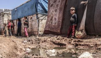 أطفال نازحون في مخيم في سورية (محمد عبد الله/الأناضول)
