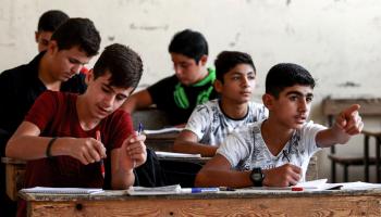 تلاميذ في مدرسة تابعة للإدارة الذاتية في القامشلي في سورية (دليل سليمان/ فرانس برس)