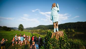 تمثال ميلانيا ترامب في سلوفينيا (يوري ماكوفيتش/فرانس برس)