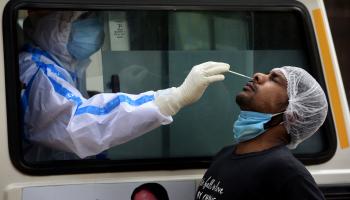 فحص خاص بفيروس كورونا في كالكوتا الهندية (سمير جانا/ Getty)