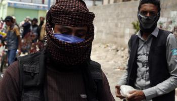 يمنيون وسط كورونا في اليمن (محمد حمود/ Getty)