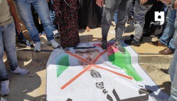 فلسطينيون يدوسون على صور ولي عهد أبو ظبي (العربي الجديد)