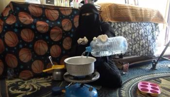 يمنية تحول مطبخ منزلها إلى معمل صابون (العربي الجديد)