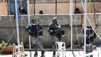 جنود الاحتلال يواكبون هدم سقف في القدس- الأناضول
