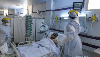 مريض كورونا في أحد مستشفيات تونس (فتحي بلعيد/ فرانس برس)