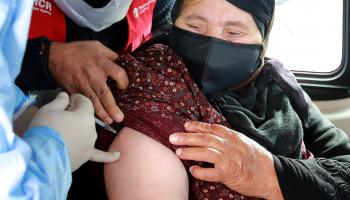 تتلقى اللقاح ضد كورونا في محافظة المفرق  (خليل مزرعاوي/ فرانس برس)