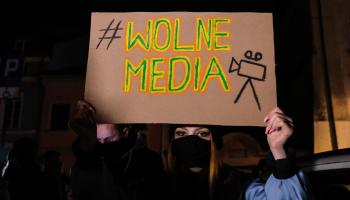 لافتة "الحرية للإعلام" في بولندا في نوفمبر الماضي (عمر ماركيز/Getty)