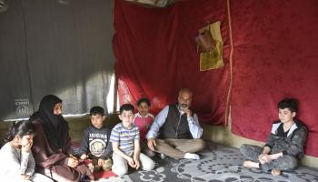 سوريون لاجئون في مخيم في شمال لبنان (محمود غلدي/ الأناضول)