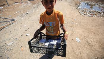طفل يبيع سجائر في العراق (أحمد الربيعي/ فرانس برس)