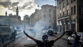 بيروت 2020: يواجه وحيداً آلة قتل ونهبٍ وتخريب (STR/ نور فوتو/ Getty)