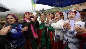 نساء يحتفلن في منطقة القبائل