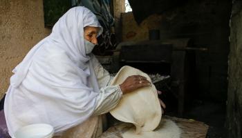امرأة فلسطينية في نابلس وسط كورونا (جعفر اشتية/ فرانس برس)