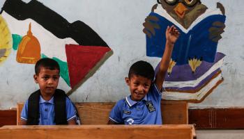 تلاميذ في مدرسة تابعة لوكالة أونروا في غزة (محمود حمص/ فرانس برس)