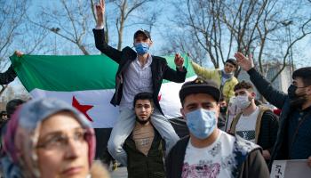 سوريون في تظاهرة في تركيا (ياسين أكغول/ فرانس برس)