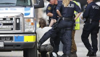 شرطة وتوقيف امرأة في السويد (كريستين أولسون/ فرانس برس)