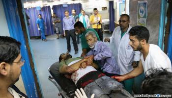 نقل جريح إلى أحد مستشفيات غزة (محمد الحجار)