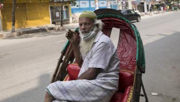 تدخين وسط كورونا في الهند (ذاكر حسين تشودري/ Getty)
