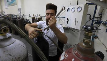 إصلاح أنابيب أوكسجين في العراق (سفين حميد/ فرانس برس)