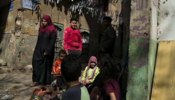 امرأة وأطفال في مصر (فاسيليس أ. بولاريكاس/ Getty)