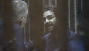 علاء عبد الفتاح في خلال محاكمة في مصر (مصطفى الشامي/ الأناضول)
