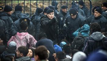 مهاجرون وشرطة على حدود كرواتيا (أندري إيزاكوفيتش/ فرانس برس)