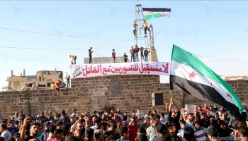 تظاهر عشرات السوريين في ساحة المسجد العمري رفضاً للانتخابات الرئاسية السورية (العربي الجديد)