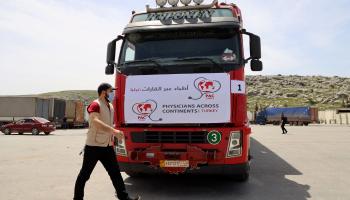 شاحنة تنقل مساعدات طبية في معبر باب الهوى (محمد الرفاعي/ فرانس برس)