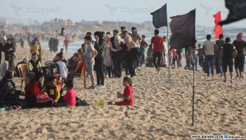 غزيون على الشاطئ (محمد الحجار)