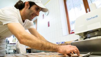 لاجئ سوري يعمل في مخبز في ألمانيا (توماس نيدرمولر/ Getty)