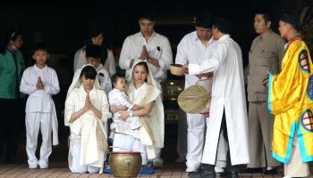 عائلة ميت في ثياب بيض بحسب التقاليد في الصين (فيليكس ونغ/ Getty)