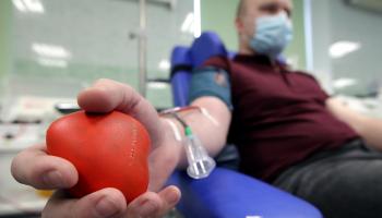 تبرع بالدم وسط كورونا في روسيا (سيرغي كاربوخين/ Getty)