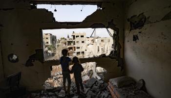 أطفال وسط الدمار في غزة (محمد عابد/ فرانس برس)