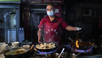 بائع أطعمة في الشارع في الصين (Getty)