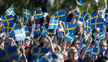 أعلام في اليوم الوطني في السويد (مايكل كامبانيلا/ Getty)