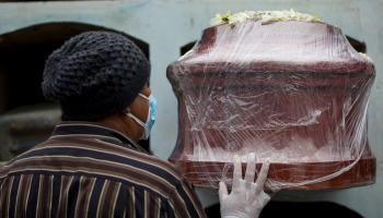 مراسم دفن مريض توفي بكورونا في البيرو (أنجيلا بونس/ Getty)