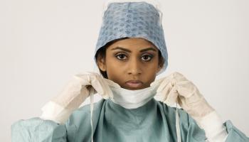 	 يُعترف بمساهمات النساء في المجالات الطبية بدرجة أقل مقارنة بالرجال (Getty)