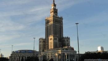 يقع قصر الثقافة والعلوم في قلب وارسو (العربي الجديد)