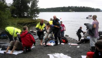 ضحايا مجزرة أوتويا في النرويج (سفاين غوستاف فيلهلمزن/ فرانس برس)