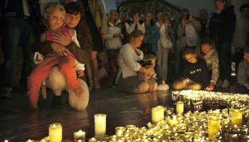 حداد على ضحايا مجزرة أوتويا في النرويج (باولا برونشتاين/ Getty)