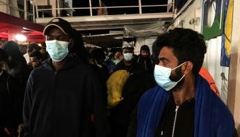وصول المهاجرين على متن سفينة أوشن فايكينغ إلى إيطاليا (فرانس برس)