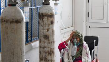 مصابة بكورونا وأوكسجين في تونس (فتحي بلعيد/ فرانس برس)