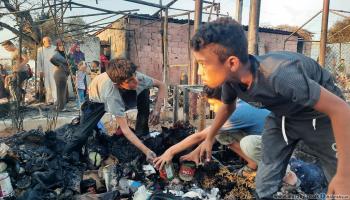 حريق في مخيم صامدون للنازحين السوريين في ريف إدلب 2 (العربي الجديد)