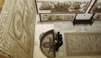 لوحات فسيفساء رومانية من إحدى قاعات المتحف (Getty)