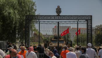 أمام البرلمان التونسي بعد يوم من تجميده، 26 يوليو 2021 (Getty)